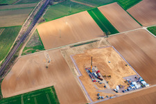 Drilling rig of Vulcan Energy's second deep drilling site between Rohrbach and Insheim for the production of geothermal energy and lithium in Rohrbach in the state Rhineland-Palatinate, Germany