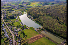 Two ponds "Étang Saint-Vit" and an island as a runway in the district Blauberg in Saargemünd in the state Moselle, France