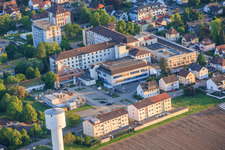 Water tower and construction site for the new emergency department, intensive care unit, and diagnostics department of Asklepios Südpfalzkliniken GmbH. Project management: BPM Bau- und Projektmanagement Hart GmbH. Architecture, planning, and site supervision: alsh sander hofrichter architekten GmbH, Gesellschaft für Architektur und Generalplanung. Planungsbüro Noll GmbH, MEP planning / heating, ventilation, plumbing, medical gases, and building automation; MEP planning / high- and low-voltage electrical systems / conveying technology: DE-Plan GmbH & Co. KG; structural engineering: ZPP Ingenieure AG; landscape architecture: hofmann_röttgen Landschaftsarchitekten BDLA; fire protection: Rieser-Wessel Brandschutzsachverständige & Ingenieure PartG mbB; and building physics / sound insulation and acoustics: Ingenieurbüro Seidel. in Kandel in the state Rhineland-Palatinate, Germany