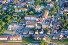 Construction site for the new building of the emergency department, intensive care unit, and diagnostic departments of Asklepios Südpfalzkliniken GmbH. Project management: BPM Bau- und Projektmanagement Hart GmbH. Architecture, planning, and site supervision: alsh sander hofrichter architekten GmbH, a company for architecture and general planning. Noll GmbH Planning Office, MEP Planning / Heating, Ventilation, Plumbing, Medical Gases, Building Automation, MEP Planning / High and Low Voltage Systems / Conveyor Technology: DE-Plan GmbH & Co. KG, Structural Engineering: ZPP Ingenieure AG, Landscape Architecture: hofmann_röttgen Landschaftsarchitekten BDLA, Fire Protection: Rieser-Wessel Brandschutzsachverständige & Ingenieure PartG mbB, and Building Physics / Sound Insulation Acoustics: Seidel Engineering Office in Kandel in the state Rhineland-Palatinate, Germany