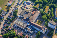 Construction site for the new building of the emergency department, intensive care unit, and diagnostic departments of Asklepios Südpfalzkliniken GmbH. Project management: BPM Bau- und Projektmanagement Hart GmbH. Architecture, planning, and site supervision: alsh sander hofrichter architekten GmbH, a company for architecture and general planning. Noll GmbH Planning Office, MEP Planning / Heating, Ventilation, Plumbing, Medical Gases, Building Automation, MEP Planning / High and Low Voltage Systems / Conveyor Technology: DE-Plan GmbH & Co. KG, Structural Engineering: ZPP Ingenieure AG, Landscape Architecture: hofmann_röttgen Landschaftsarchitekten BDLA, Fire Protection: Rieser-Wessel Brandschutzsachverständige & Ingenieure PartG mbB, and Building Physics / Sound Insulation Acoustics: Seidel Engineering Office in Kandel in the state Rhineland-Palatinate, Germany