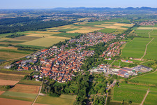 From the northeast in the district Niederhochstadt in Hochstadt in the state Rhineland-Palatinate, Germany