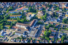 Construction site for the new building of the emergency department, intensive care unit, and diagnostic departments of Asklepios Südpfalzkliniken GmbH. Project management: BPM Bau- und Projektmanagement Hart GmbH. Architecture, planning, and site supervision: alsh sander hofrichter architekten GmbH, a company for architecture and general planning. Noll GmbH Planning Office, MEP Planning / Heating, Ventilation, Plumbing, Medical Gases, Building Automation, MEP Planning / High and Low Voltage Systems / Conveyor Technology: DE-Plan GmbH & Co. KG, Structural Engineering: ZPP Ingenieure AG, Landscape Architecture: hofmann_röttgen Landschaftsarchitekten BDLA, Fire Protection: Rieser-Wessel Brandschutzsachverständige & Ingenieure PartG mbB, and Building Physics / Sound Insulation Acoustics: Seidel Engineering Office in Kandel in the state Rhineland-Palatinate, Germany