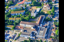 Construction site for the new building of the emergency department, intensive care unit, and diagnostic departments of Asklepios Südpfalzkliniken GmbH. Project management: BPM Bau- und Projektmanagement Hart GmbH. Architecture, planning, and site supervision: alsh sander hofrichter architekten GmbH, a company for architecture and general planning. Noll GmbH Planning Office, MEP Planning / Heating, Ventilation, Plumbing, Medical Gases, Building Automation, MEP Planning / High and Low Voltage Systems / Conveyor Technology: DE-Plan GmbH & Co. KG, Structural Engineering: ZPP Ingenieure AG, Landscape Architecture: hofmann_röttgen Landschaftsarchitekten BDLA, Fire Protection: Rieser-Wessel Brandschutzsachverständige & Ingenieure PartG mbB, and Building Physics / Sound Insulation Acoustics: Seidel Engineering Office in Kandel in the state Rhineland-Palatinate, Germany