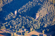 Wolfsfeldsen and the ruins of Klein-Arnsberg (Château du Petit-Arnsberg) in Obersteinbach in the state Bas-Rhin, France