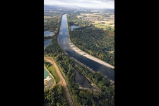 Sandbanks and groynes at low water on the Rhine between Hördter Rheinaue and Rott Island in Hördt in the state Rhineland-Palatinate, Germany