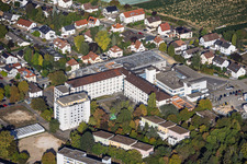 Construction site for the new building of the emergency department, intensive care unit, and diagnostic departments of Asklepios Südpfalzkliniken GmbH. Project management: BPM Bau- und Projektmanagement Hart GmbH. Architecture, planning, and site supervision: alsh sander hofrichter architekten GmbH, a company for architecture and general planning. Noll GmbH Planning Office, MEP Planning / Heating, Ventilation, Plumbing, Medical Gases, Building Automation, MEP Planning / High and Low Voltage Systems / Conveyor Technology: DE-Plan GmbH & Co. KG, Structural Engineering: ZPP Ingenieure AG, Landscape Architecture: hofmann_röttgen Landschaftsarchitekten BDLA, Fire Protection: Rieser-Wessel Brandschutzsachverständige & Ingenieure PartG mbB, and Building Physics / Sound Insulation Acoustics: Seidel Engineering Office in Kandel in the state Rhineland-Palatinate, Germany