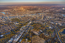 City overview from the west, spanning from Hohenzollernstraße and the A650 to the Rhine in the district Hemshof in Ludwigshafen in the state Rhineland-Palatinate, Germany