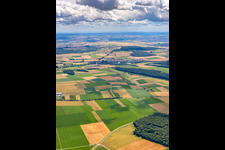 From the west in the district Hirschfeld in Röthlein in the state Bavaria, Germany
