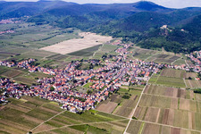 From the northeast in the district Diedesfeld in Neustadt an der Weinstraße in the state Rhineland-Palatinate, Germany