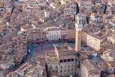 Ensemble space of Piazza del Campo in the inner city center in Siena in Toskana, Italy