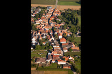 Oblique view of Town View of the streets and houses of the residential areas in the district Muehlhofen in Billigheim-Ingenheim in the state Rhineland-Palatinate