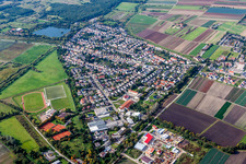 Siedlungsgebiet mit See und Sportplaetzen in Lambsheim