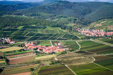 From the east in the district Oberhofen in Pleisweiler-Oberhofen in the state Rhineland-Palatinate, Germany