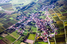 Wine-growing village on the edge of the Palatinate Forest from the northeast in the district Pleisweiler in Pleisweiler-Oberhofen in the state Rhineland-Palatinate, Germany