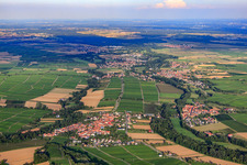 Wine-growing town from the west in the district Heuchelheim in Heuchelheim-Klingen in the state Rhineland-Palatinate, Germany