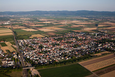 Oblique view of Town View of the streets and houses of the residential areas in Boehl-Iggelheim in the state Rhineland-Palatinate
